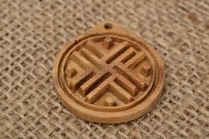 Amuleto da sorte feito de madeira e arpillera