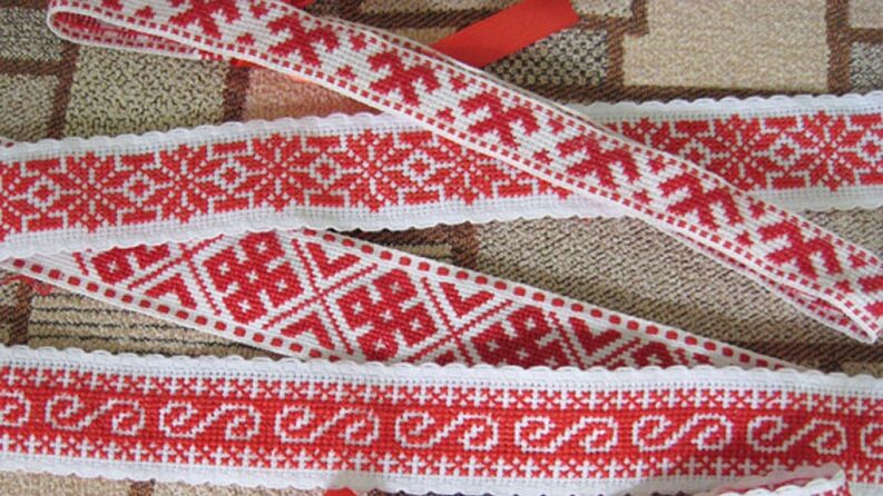 Símbolos eslavos nunha cinta protectora
