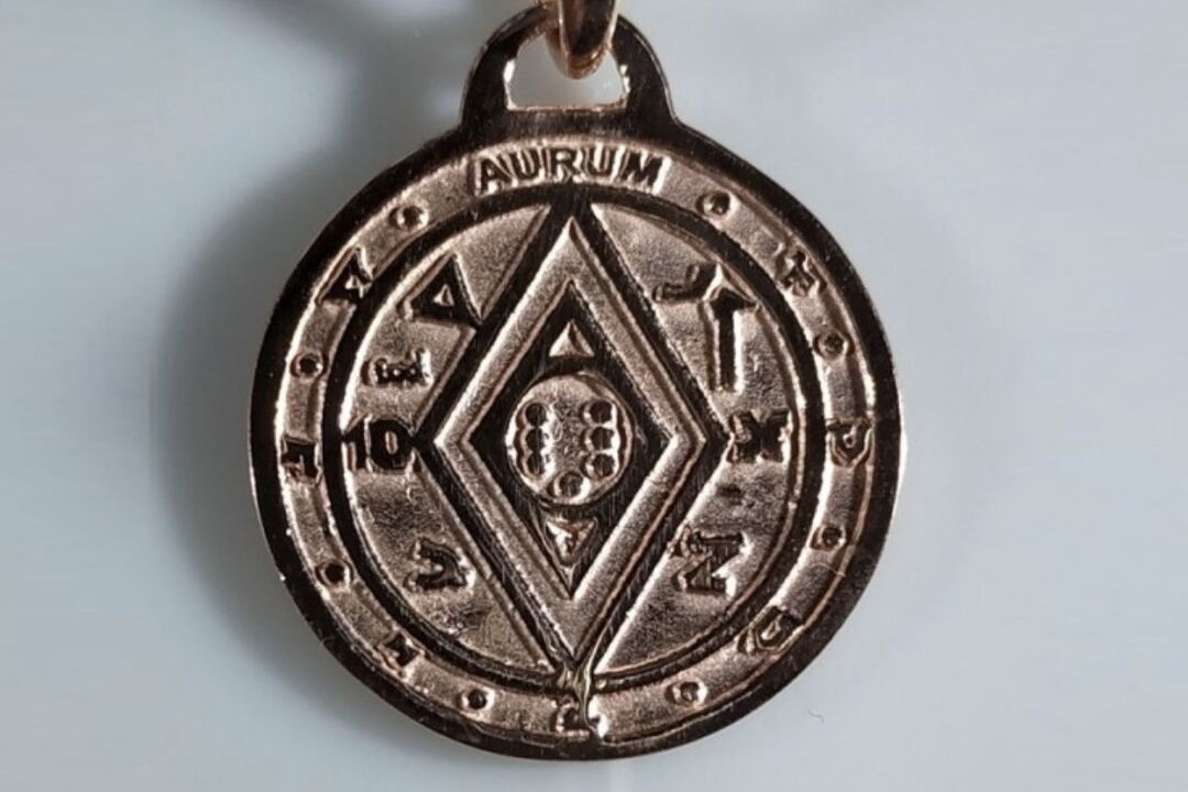 Amuleto rúnico para atraer cartos