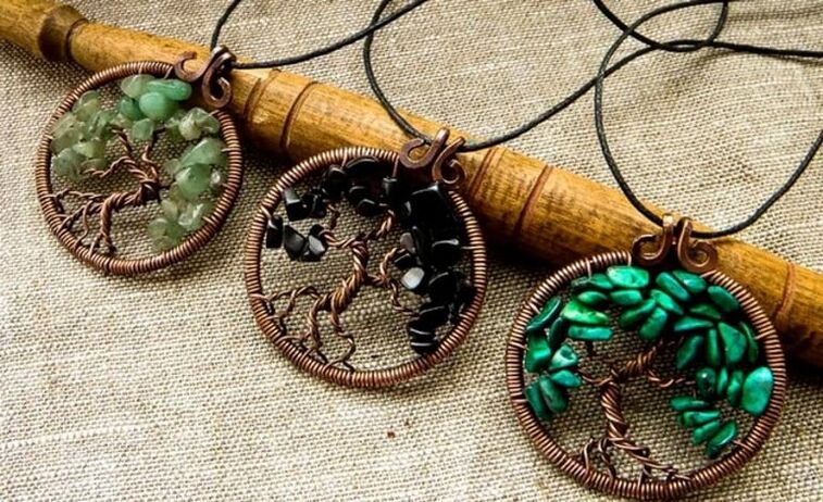 Amuletos como colgantes para a saúde e a sorte