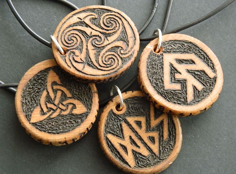 Colgante con runas como amuleto da sorte
